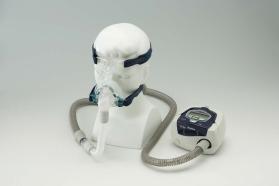 CPAP治療に使用する鼻マスク付きの経鼻的持続陽圧呼吸療法装置