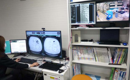 血管造影室での業務の状態や透視中の画像を遠隔で参照できるモニター