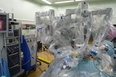 手術支援ロボット・ダヴィンチと周辺機器を備えた手術室の様子