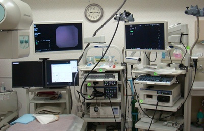 内視鏡検査室の機器とモニターの様子。食道・胃・大腸の内視鏡検査や治療に使用される。