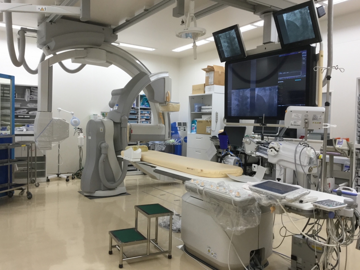 心臓カテーテル検査や治療に使用される血管造影装置とモニターを備えたカテーテル室の様子