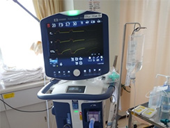 人工呼吸器のモニターと本体機器